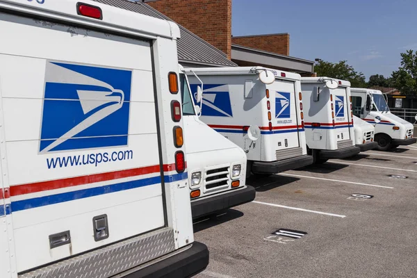 Indianapolis - Circa August 2019: USPS Post Office Mail Trucks. The Post Office is responsible for providing mail delivery V — Stock Photo, Image