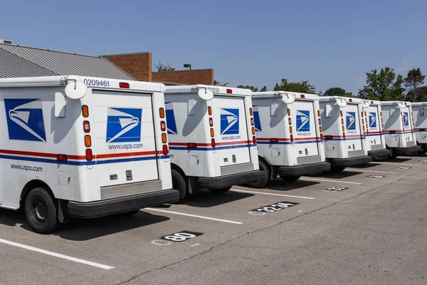 Indianapolis-circa augustus 2019: USPS postkantoor mail trucks. Het postkantoor is verantwoordelijk voor het verstrekken van e-mail bezorging VII — Stockfoto