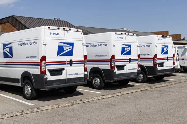 Indianapolis - Sekitar Agustus 2019: USPS Post Office Mail Trucks. Kantor Pos bertanggung jawab atas penyediaan surat VI — Stok Foto