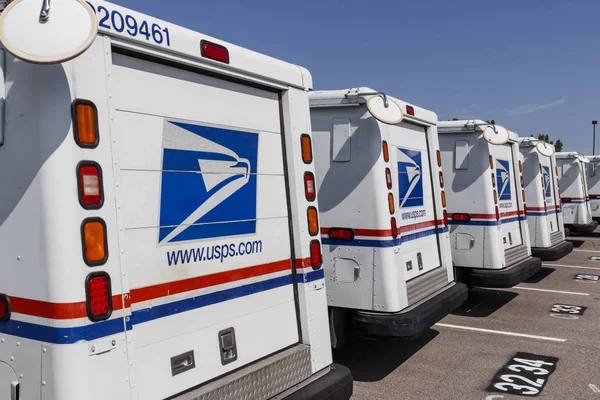 Indianápolis - Circa agosto 2019: USPS Post Office Mail Trucks. La Oficina de Correos es responsable de proporcionar la entrega de correo VIII —  Fotos de Stock