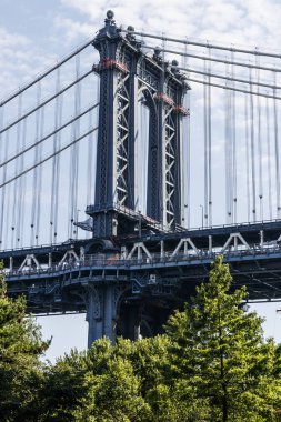 New York - Yaklaşık Ağustos 2019: Manhattan Bridge Brooklyn tarafı. Manhattan Köprüsü'nün bu ucu en ünlü ve popüler Instagram ve sosyal medya lokasyonlarından biri haline gelmiştir.