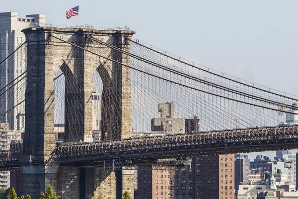 New York-circa srpen 2019: Brooklyn Bridge, strana Manhattan. Brooklynský most se rozprostřel ve východní řece a byl otevřen v roce 1883. — Stock fotografie