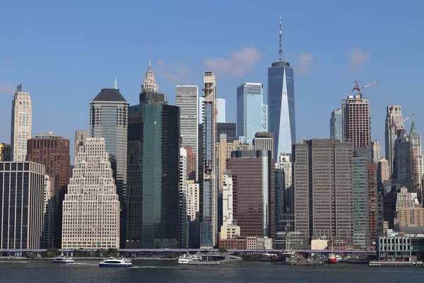 New York-circa srpen 2019: panorama Manhattanu včetně jednoho světového obchodního centra, známého také jako věž svobody. Více než 800 jazyků se hovoří v New York City II — Stock fotografie