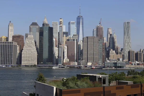 New York-circa srpen 2019: panorama Manhattanu včetně jednoho světového obchodního centra, známého také jako věž svobody. Více než 800 jazyků se hovoří v New York City I — Stock fotografie