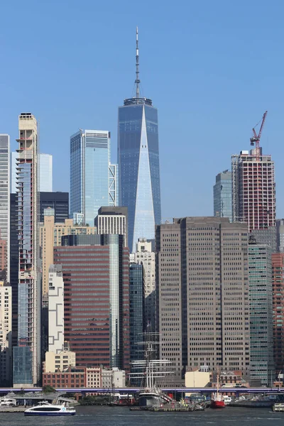 New York-circa srpen 2019: panorama Manhattanu včetně jednoho světového obchodního centra, známého také jako věž svobody. Více než 800 jazyků se hovoří v New York City IV — Stock fotografie