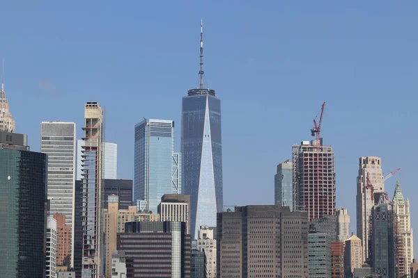 New York-circa srpen 2019: panorama Manhattanu včetně jednoho světového obchodního centra, známého také jako věž svobody. Více než 800 jazyků se hovoří v New York City III — Stock fotografie