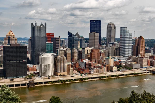 Pittsburgh-circa augustus 2019: Downtown Pittsburgh skyline. Pittsburgh staat bekend om de piraten, Steelers, kaas steaks en de vele bruggen die ik — Stockfoto