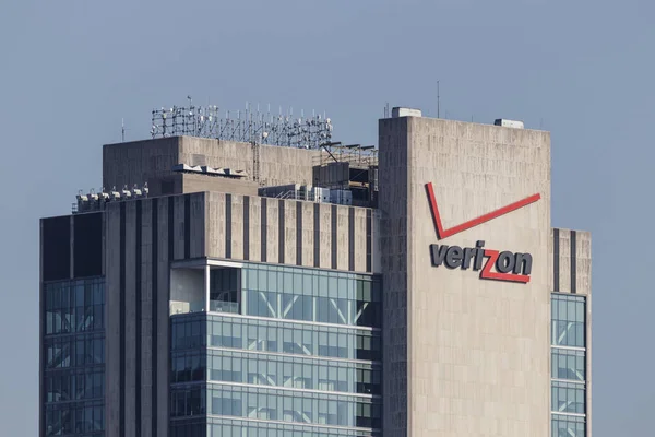 Nueva York - Circa agosto 2019: El edificio Verizon en 375 Pearl Street. Verizon está en una carrera para llevar las redes celulares 5G al mercado VI — Foto de Stock