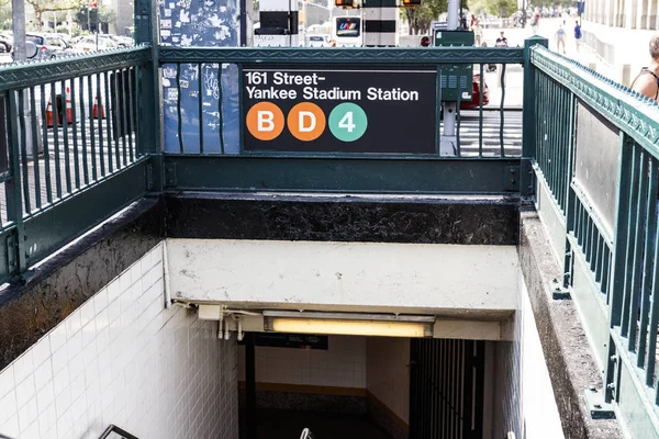 New York-circa srpen 2019: Metro staví na 161ulici, která vede na stadion Yankee IV — Stock fotografie