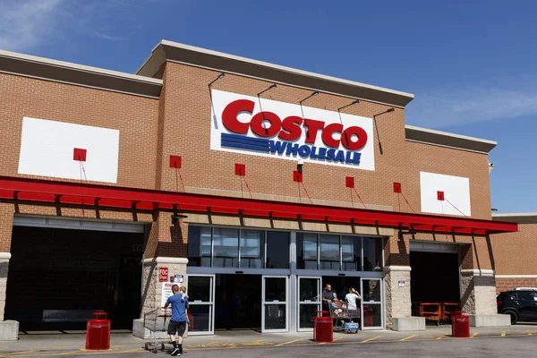 Indianapolis - ca. August 2019: Costco Großhandelsstandort. costco wholesale ist ein globaler Einzelhändler im Wert von mehreren Milliarden Dollar. — Stockfoto