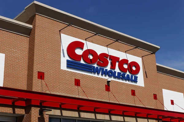 Indianápolis - Circa agosto 2019: Costco Wholesale Location. Costco Wholesale es un minorista global multimillonario II — Foto de Stock