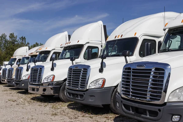 Zionsville - Circa Ağustos 2019: Freightliner Yarı Traktör Römork Kamyonlar Satılık Dizilmiş. Freightliner Daimler Trucks III aittir