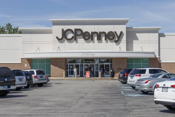 Indianapolis-circa augusti 2019: JCPenney Retail mall läge. JCP är en kläd-och inredningsbutik I — Stockfoto
