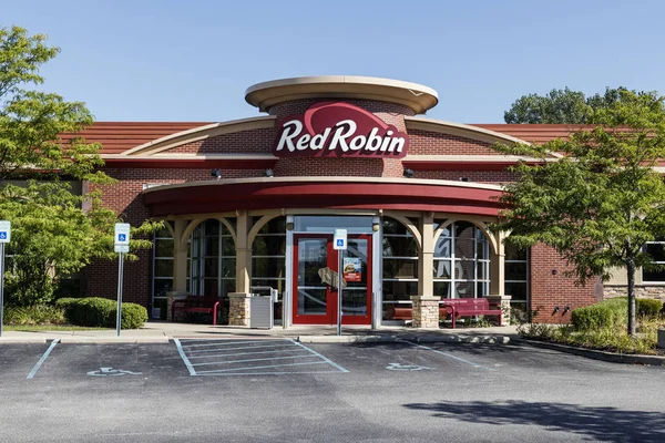 Carmel - Circa agosto 2019: Restaurante Red Robin Gourmet Burgers and Brews. Red Robin aparece en el NASDAQ como RRGB I — Foto de Stock