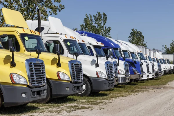 Zionsville-circa augustus 2019: Freightliner en Volvo semi trekker trailer Trucks opgesteld te koop. Freightliner is eigendom van Daimler VIII — Stockfoto