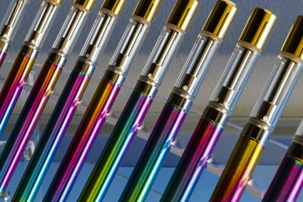 Stylos vaporisateurs ou vaporisateurs. Les stylos Vape sont livrés avec des cartouches rechargeables qui peuvent être remplies d'huile de THC, d'huile de cannabis, d'huile de hachage, d'huile de CBD ou de jus de vape. Les vaporisateurs sont également connus sous le nom e-cigarettes I — Photo