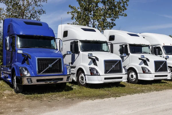 Zionsville-circa augustus 2019: Volvo semi trekker trailer Trucks opgesteld te koop. Volvo is een van de grootste vrachtwagenfabrikanten die ik — Stockfoto
