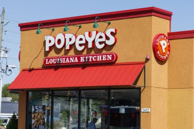 Indianapolis - Yaklaşık Ağustos 2019: Popeyes Louisiana Mutfak Fast Food Restaurant. Popeyes onun Cajun Style Kızarmış Tavuk I için bilinir