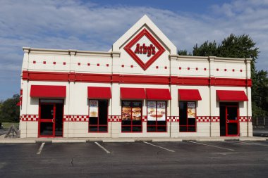 Urbana - Circa Ağustos 2019: Arby's Perakende Fast Food Yer. Arby's 3.300'den fazla biftek ve etli sandviç restoranı işletiyor.