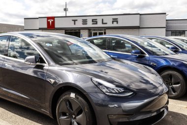 Indianapolis - Yaklaşık Eylül 2019: Tesla elektrikli araçlar satışa hazır bekliyor. Tesla Ev Model 3, S ve X daha temiz ve yeşil bir ortam Xii için bir anahtar