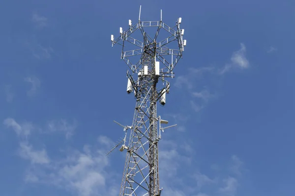 Torre de telecomunicaciones y equipos celulares inalámbricos con antena de teléfono móvil direccional IV —  Fotos de Stock