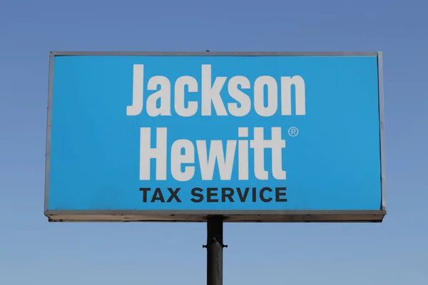 Indianapolis - Circa agosto 2019: Jackson Hewitt tax service location. Jackson Hewitt è il secondo più grande servizio di preparazione fiscale negli Stati Uniti I — Foto Stock