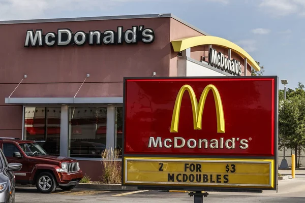Urbana - Circa agosto 2019: McDonald 's Restaurant Location. McDonald 's não fará mais lobby contra aumentos de salário mínimo VIII — Fotografia de Stock