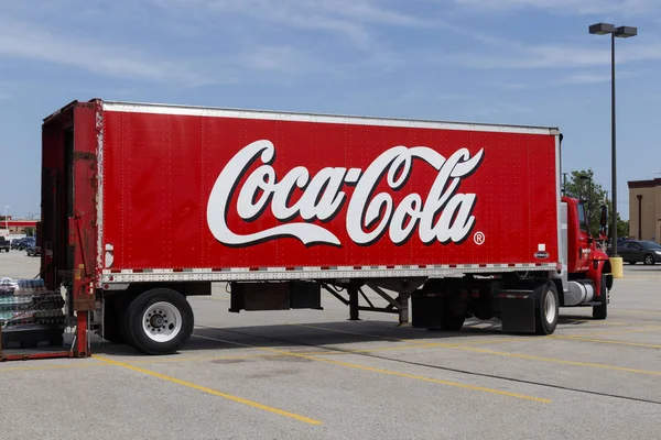 Champaign-Circa augusztus 2019: Coca-Cola szállítási teherautó. Coke termékek közül a legjobb eladási szóda pop és a nem szénsavas italok a világ IV — Stock Fotó