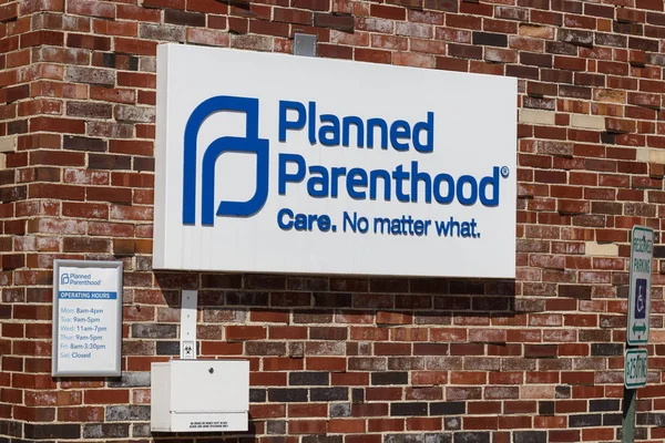 Champaign - ca. August 2019: geplanter Standort der Elternschaft. Planned Parenthood bietet reproduktive Gesundheitsdienste in den USA — Stockfoto