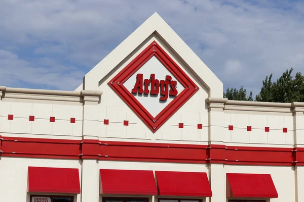 Urbana - Circa agosto 2019: Arby 's Retail Fast Food Location. Arby 's opera más de 3.300 restaurantes de emparedados de carne asada y carne II — Foto de Stock