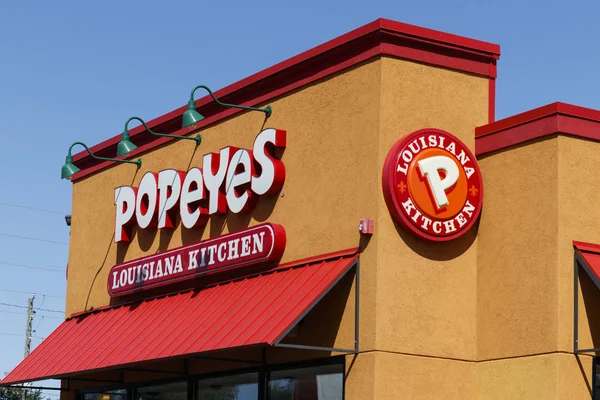 Indianapolis - Circa August 2019: Popeyes Louisiana Kitchen Fast Food Restaurant. Popeyes is known for its Cajun Style Fried Chicken II — Stock Photo, Image