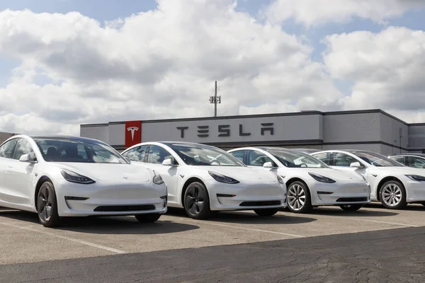 Indianapolis - Yaklaşık Eylül 2019: Tesla elektrikli araçlar satışa hazır bekliyor. Tesla Ev Model 3, S ve X daha temiz ve yeşil bir ortam için bir anahtar vardır Xi