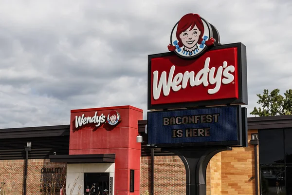 Urbana - Circa agosto 2019: Wendy 's Retail Location. Wendy 's é uma cadeia internacional de restaurantes fast food III — Fotografia de Stock