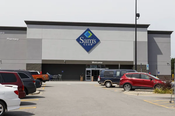 Champaign - Circa agosto 2019: Sam's Club Warehouse. Sam's Club è una catena di negozi affiliati di proprietà di Walmart IV — Foto Stock