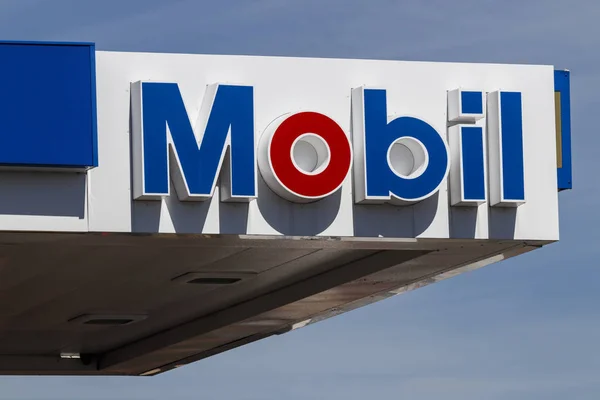 Kokomo-circa september 2019: mobil bensin Station skyltning. Mobil gick samman med Exxon för att bli ExxonMobil handlas som XOM II — Stockfoto