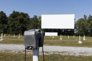 Eski bir zaman sürücü-sinema için Lonely hoparlör. Hoparlör aracınızın sürücülerinin yan camından sarkacaktı.