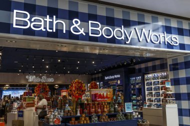 Kokomo - Circa Eylül 2019: Bed Bath & Beyond perakende alışveriş merkezi mağazası. Bed Bath & Beyond yatak odası, banyo, mutfak ve yaşam alanları için ev dekorasyonu ürünleri sunmaktadır