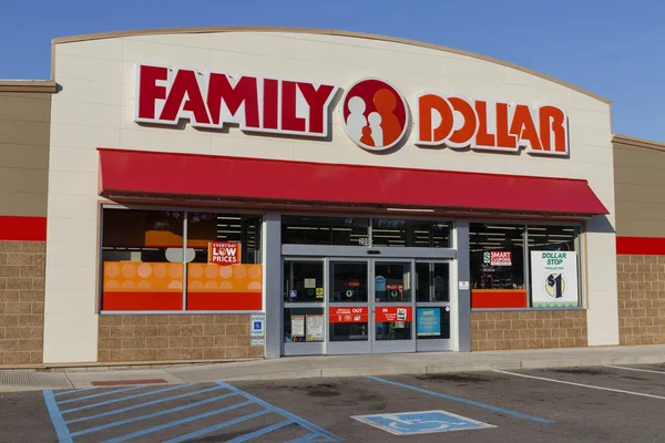 Marion - Circa septiembre 2019: Family Dollar Variety Store. El dólar familiar es una subsidiaria de Dollar Tree — Foto de Stock