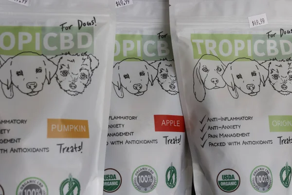 Wabash-circa september 2019: CBD traktaties op de markt gebracht voor honden. De populariteit van CBD-olie als geneesmiddel voor huisdieren en dieren is omhooggeslagen — Stockfoto