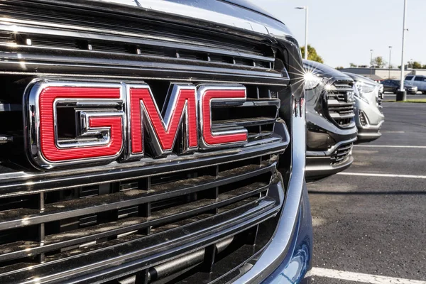 Kokomo - Circa setembro 2019: Exposição SUV GMC em uma concessionária Buick GMC. GMC concentra-se em caminhões de luxo e veículos utilitários e é uma divisão da GM — Fotografia de Stock