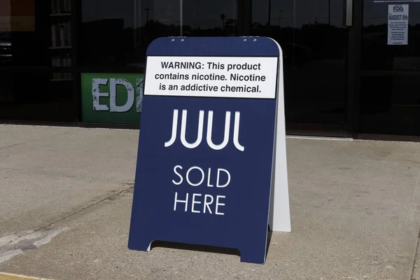 Wabash - Circa September 2019: Juul e-felette sign. В то время как электронные сигареты помогают людям бросить курить, чиновники встревожены растущим использованием подростками, детьми и подростками — стоковое фото