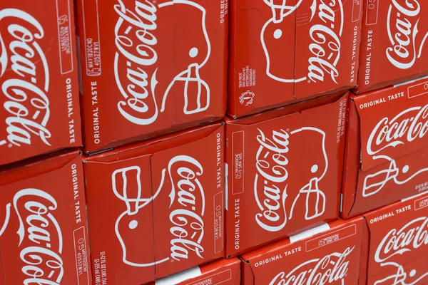 Marion-circa september 2019: gevallen van Coca-Cola tentoongesteld. Cokes producten behoren tot de best verkopende soda pop dranken in de VS. — Stockfoto