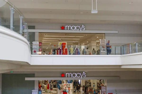 Las Vegas - Circa junio 2019: Macy 's mall location. Macys planea seguir cerrando tiendas — Foto de Stock