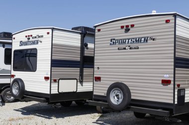 Indianapolis - Yaklaşık Eylül 2019: Kz tarafından satılık Sporcular seyahat römork. Kz Thor Industries bir iştiraki ve Rv, motorhomes ve beşinci tekerlekler farklı hatları üretmektedir