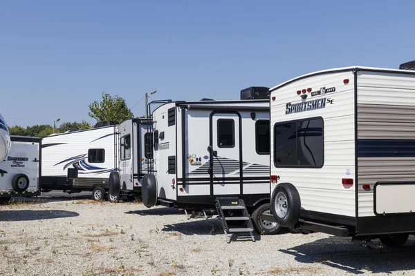 Indianapolis - Sekitar September 2019: Trailer perjalanan KZ Sportsmen dan Winnebago dijual. KZ dan Winnebago memproduksi berbagai jalur RV, motorhome dan roda kelima — Stok Foto