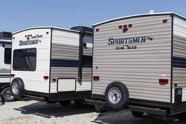 Indianapolis - Circa September 2019: Trailer perjalanan Sportsmen oleh KZ dijual. KZ adalah anak perusahaan dari Thor Industries dan memproduksi berbagai jalur RV, motorhome dan roda kelima — Stok Foto