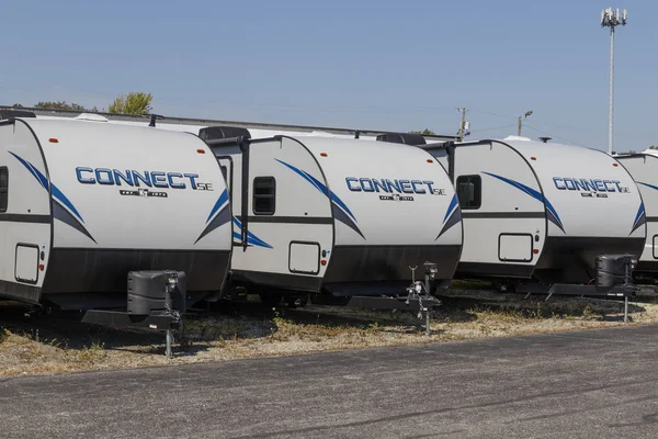 Indianapolis-circa september 2019: Verbind lichtgewicht reis Trailers door kz te koop. KZ is een dochteronderneming van Thor Industries en produceert verschillende lijnen van RV, motorhomes en vijfde wielen — Stockfoto