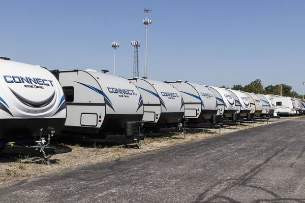 Indianapolis - Circa September 2019: Connect lightweight travel trailers by KZ for sale. KZ is a subsidiary of Thor Industries and manufactures different lines of RV, motorhomes and fifth wheels — Stock Photo, Image