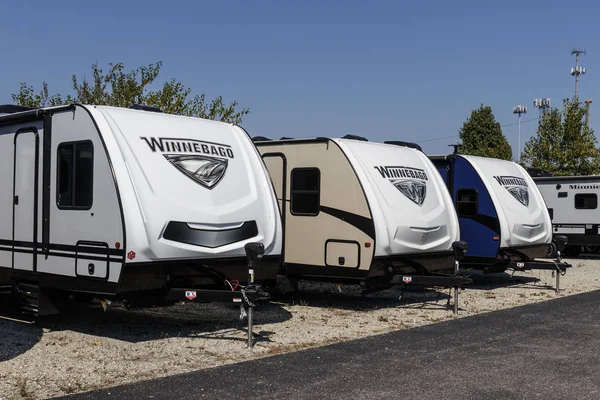 Indianapolis - Circa September 2019: Winnebago Recreational Vehicles at a dealership. Winnebago adalah produsen mobil RV dan kendaraan liburan — Stok Foto