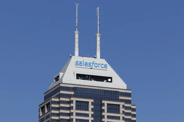 Indianapolis - Circa oktober 2019: Salesforce toren. Salesforce blijft investeren in integratiesoftware, klantgegevens en Smbs — Stockfoto